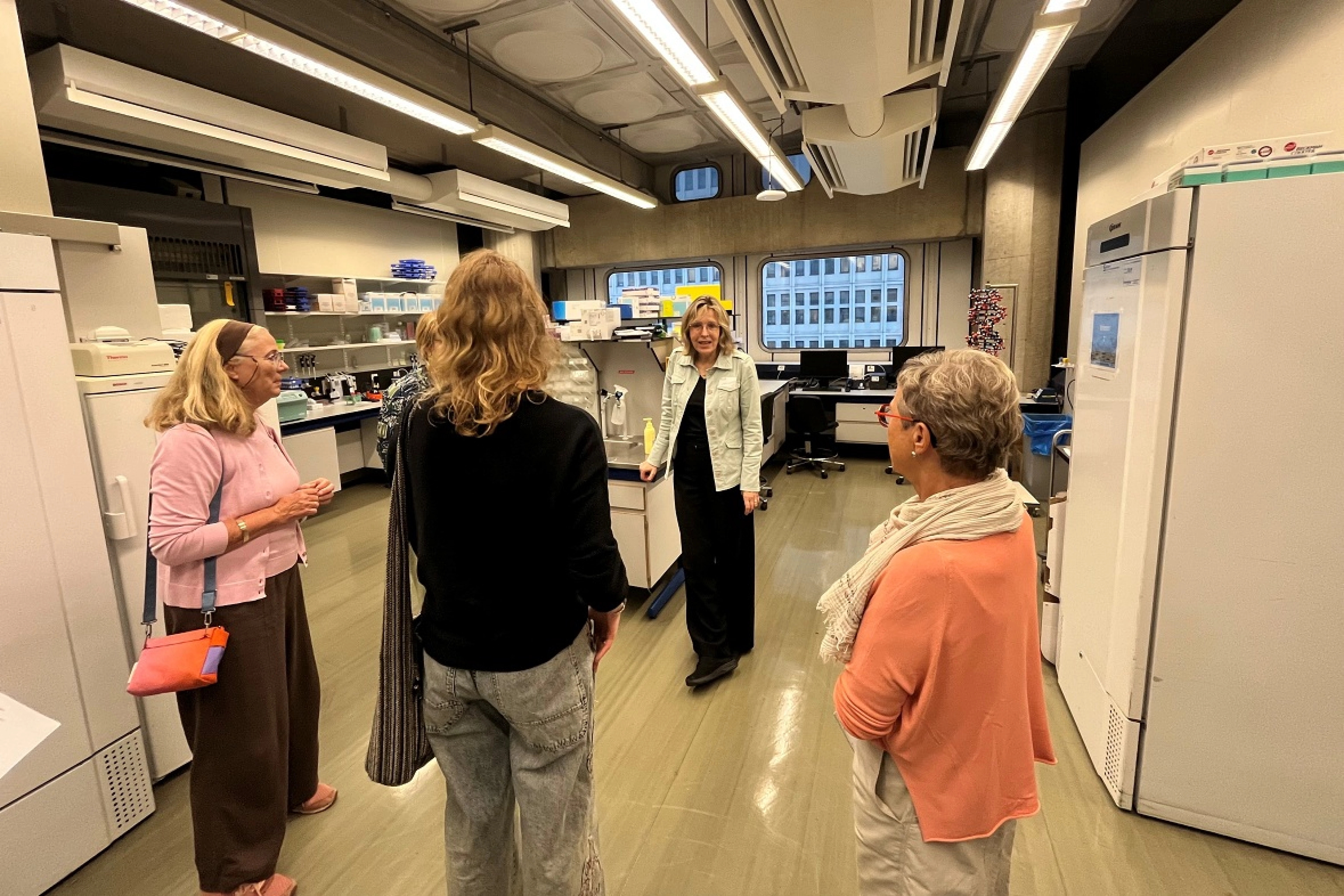 Prof Joyce van Meurs gives a lab tour to visitors during the Artrose Gezond event at the Erasmus MC Genomics Core Facility.
