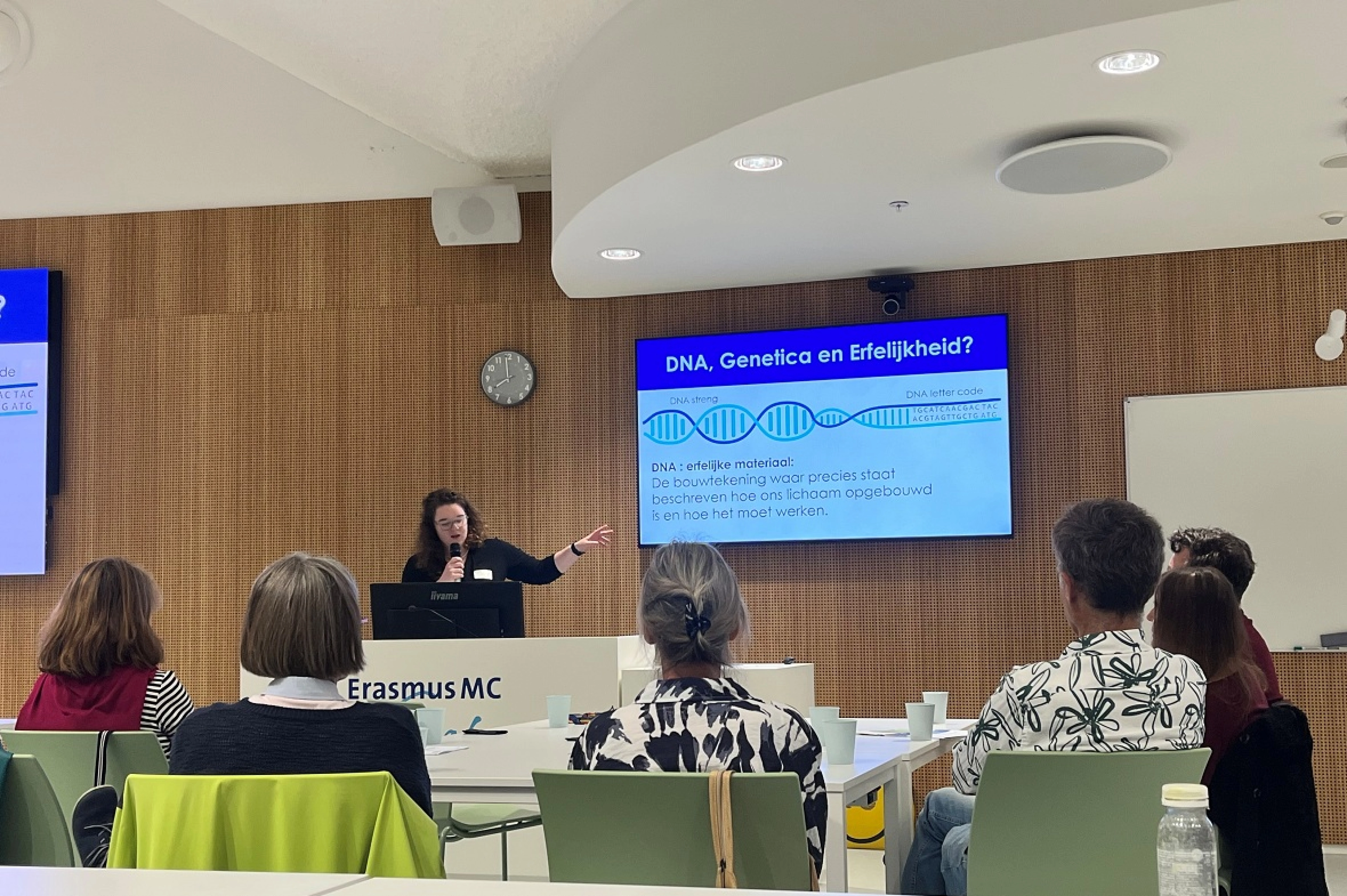 Dr Cindy Boer delivers a presentation on osteoarthritis genetics during a plenary session at the Artrose Gezond event.