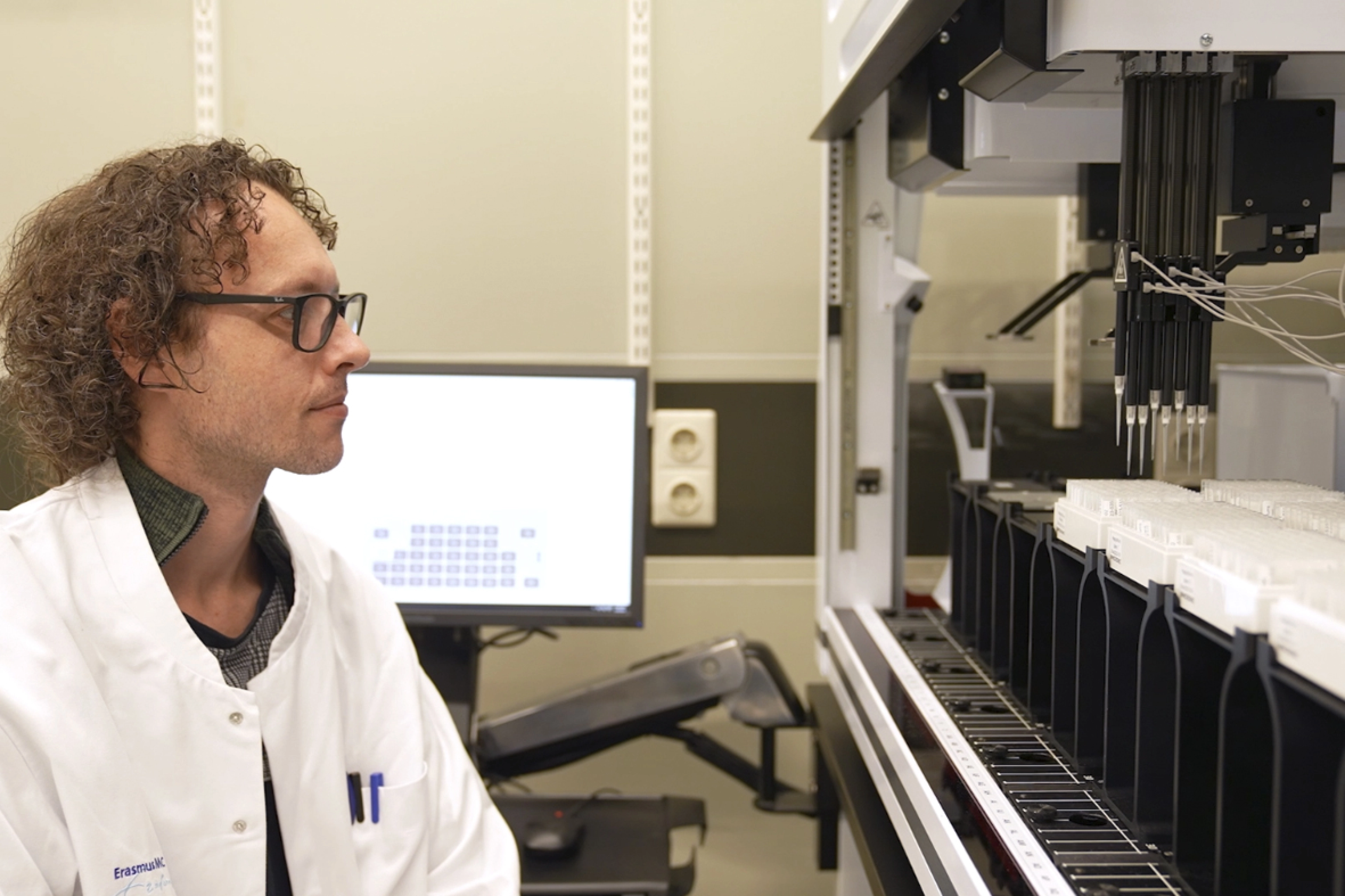 Technician in a laboratory working with the Biomek i7.